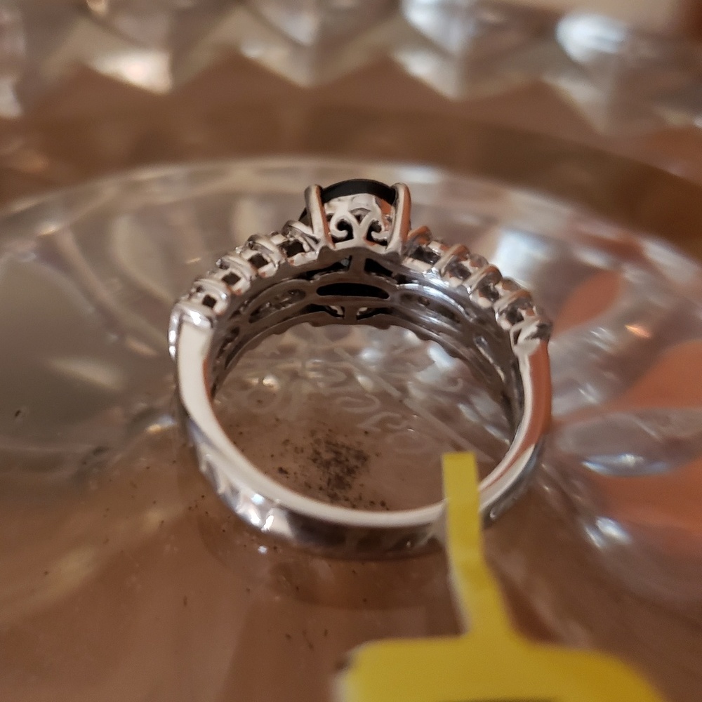 Beautiful Black Sapphire - Picture 4 of 4